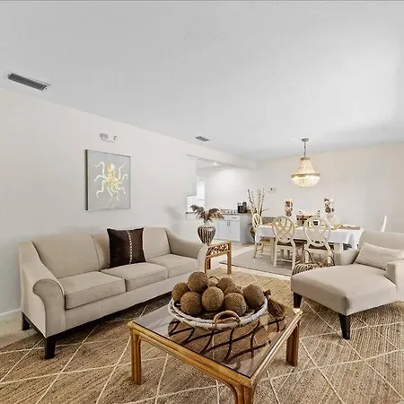 Coastal Chic Home, Walk To Beach